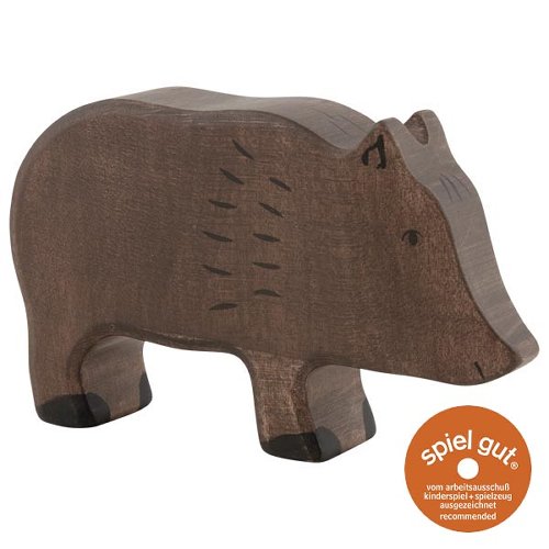 Wooden boar figurine with 'spiel gut' certification label on a white background
